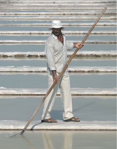 Marisol salt artisan at work